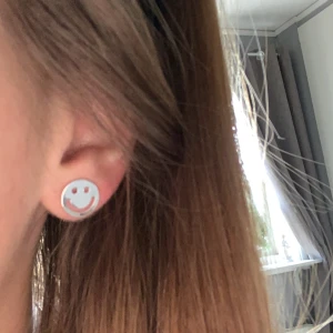 Örhängen  - Säkjer dessa örhängena, ENDAST TESTADE. Säljer för 150 kr