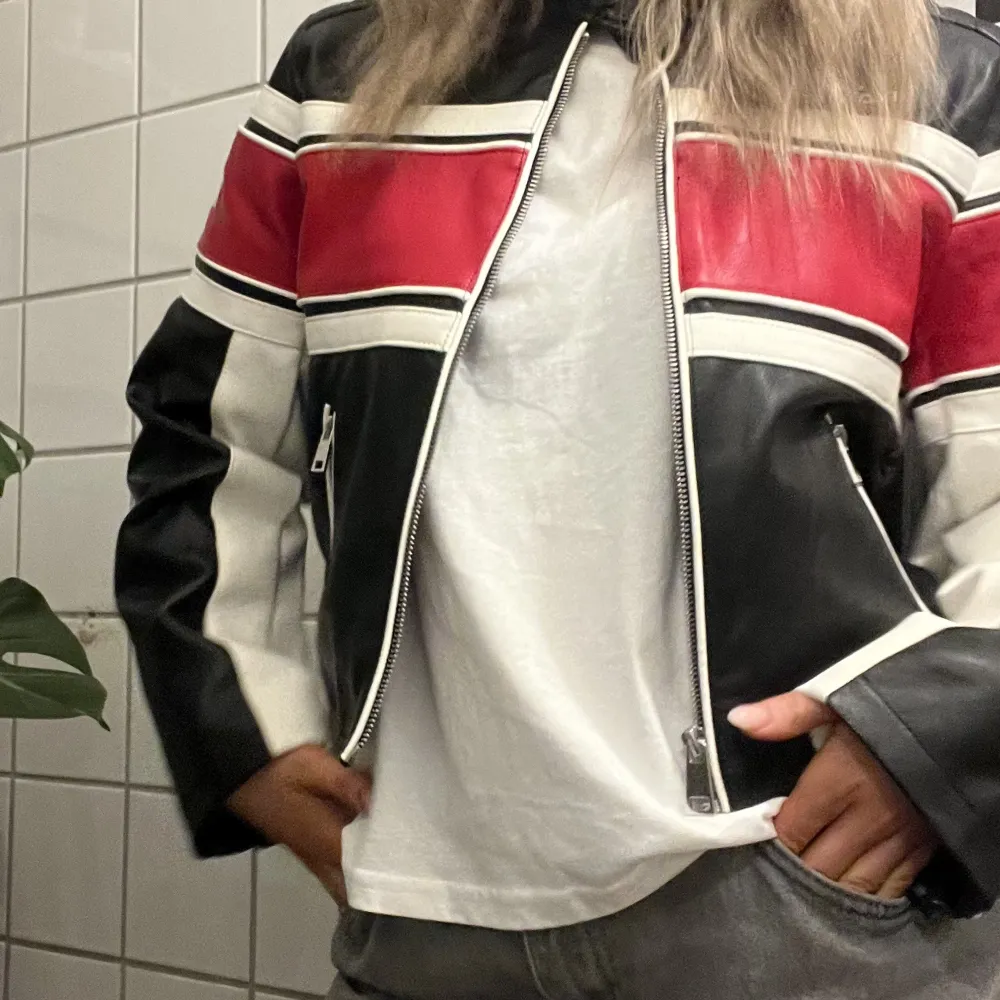 Svin cool skinnjacka från Bershka ❤️🖤🤍. Jackor.