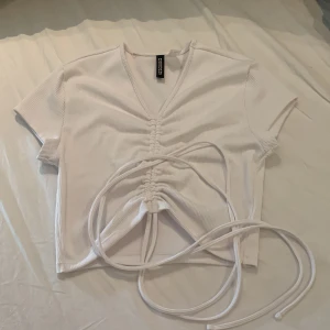 Vit tröja - Croppad topp med snörning 