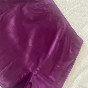 Minikjol i silke med slits på ena sidan. Dragkedja på sidan. Ej använd då den inte passade.