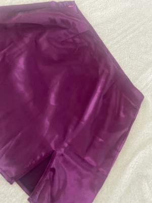 Minikjol i silke med slits på ena sidan. Dragkedja på sidan. Ej använd då den inte passade.