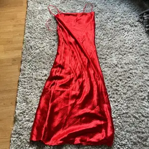Röd klänning från gina i storlek 36