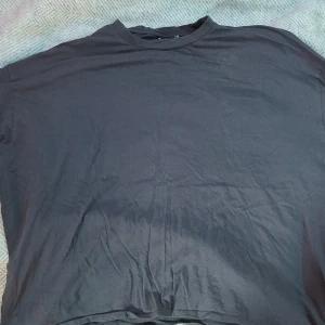 Oversized t-shirt  - Grå tröja Storlek xl loose fit Stort tryck på baksida  Pris går att pruta 