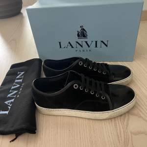 Säljer dessa Lanvin skor i st: 39 (UK5). Skorna är i fint skick utöver sulorna som är defekta baktill (se bild 3)