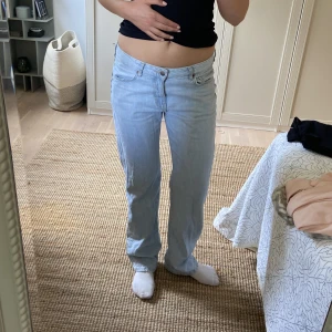 Jeans - Jeans straight lowwaist i den perfekta ljusblå färgen från BikBok🤍W29 L32