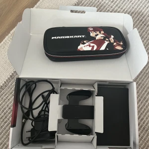 Nintendo switch  - Säljer nu mitt älskade Nintendo switch då de tyvärr inte kommer till användning. Nypris är 3690 men jag säljer för 3000, kan diskuteras  ingår även ett mariokart spel som kostar 500