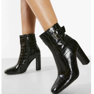 Ankelboots med klack - Helt oanvända ankelboots från Boohoo i storlek 39. Jättesnyggt mönster och form på dom. Bra kvalité! Storleken är true to size.🌟 Säljs pga att dom inte kommer till användning! 🫶