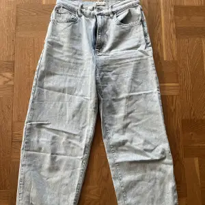 Ljusa jeans från GinaTricot i en ljusblå tvätt. Raka ben. Storlek 38. Använda endast ett fåtal gånger så skicket är som nytt. 