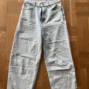 Ljusa jeans - Ljusa jeans från GinaTricot i en ljusblå tvätt. Raka ben. Storlek 38. Använda endast ett fåtal gånger så skicket är som nytt. 