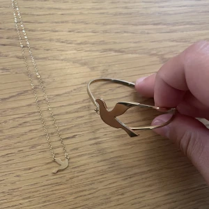 Set med armband och halsband  - Väldigt fina och välbevarade smycken från Edblad. Armband är justerbart i storlek. Kedjan är 9cm. Om intresse finns så går det att köpa vardera separat.