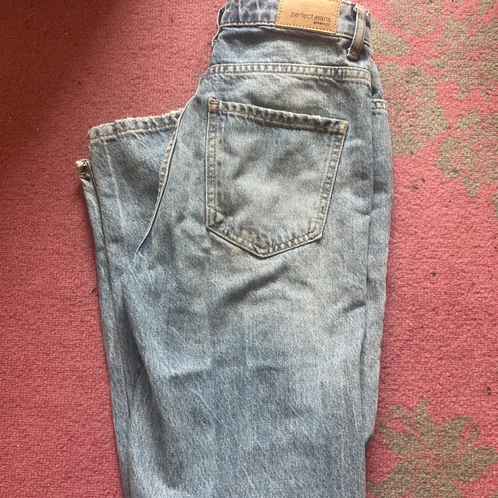 Säljer ett par jeans ifrån Gina Tricot i storlek 32 då den har blivit liten för mig den är i jättebra skick och fortfarande helt perfekta ser ut som ny så inget fel alls på dem vid mer frågor eller bilder det är bara komma privat då!🥰orginal pris 499kr. Jeans & Byxor.