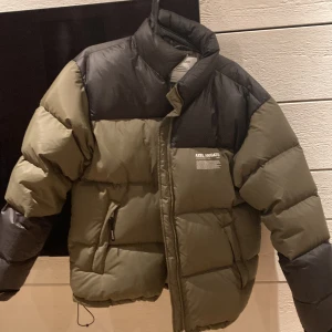 Vinterjacka - Nästan helt oanvänd Arigato pufferjacket som passar bra nu till vintern. Storlek S passar även M  Köpt för 4000 på Axel arigatos hemsida.