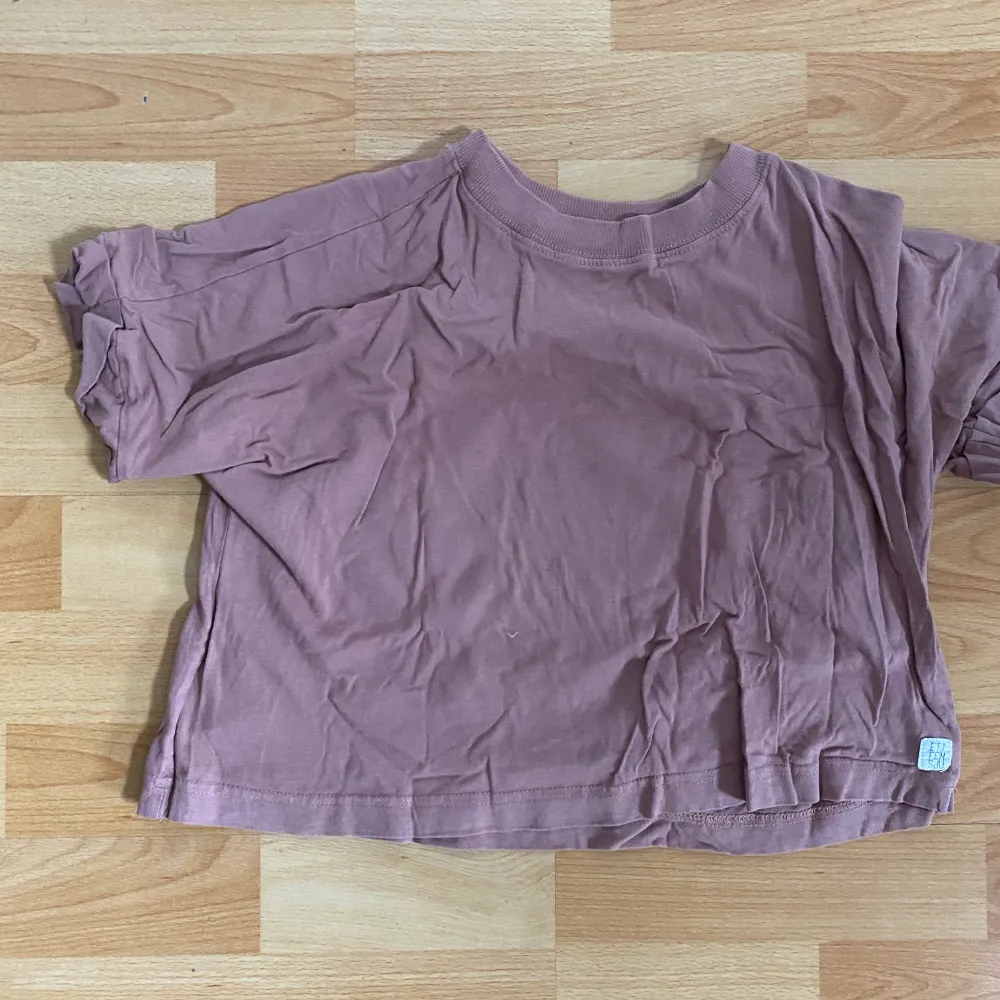 Jag säljer denna Basic tröjan grön Lager 157. Köparen står för frakten o pris kan diskuteras ❤️. T-shirts.