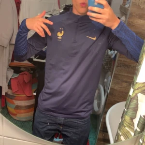 Frankrike träningströja till ett bra pris!  - Knappt använd. 10/10 skick. Nyköpt men använder knappt.