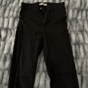 Jeans - Svarta jeans som jag fått av min kompis o aldrig använt dom, dom är dock lite ut strehsade men när man tar på sig dom ser man it de! Storlek M men passar även S