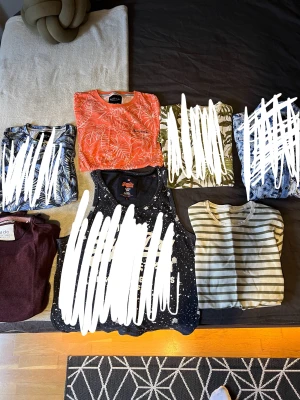Märkeskläder till Billigt pris - Hej! Säljer nu ett stort utbud av olika kläder då jag rensat garderoben. Finns Hoodies, tshirt, träningskläder osv. Storlekarna varierar mellan XS, S och M. Priser: Tshirt/Linnen = 100kr Hoodies = 200kr Träningsplagg = 50kr   Hör av dig vid frågor! :)
