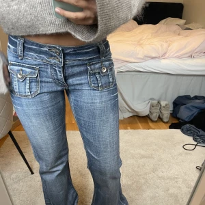 lågmidjade jeans - dessa jeans är bara föööör snygga men tyvärr för långa på mig! detaljerna är 😍passar någon som har stl 36! säljer dyrt då de är väldigt unika och köptes för ganska mycket! skriv om du har frågor💌💕