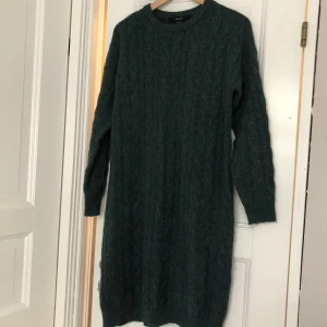 Stickad klänning, Vero Moda S - Stickad klänning från Vero Moda, strl S. Färg grön/petrol. Jättefint skick, mycket lite använd.