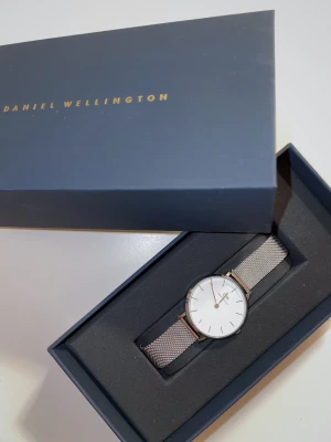Daniel Wellington Klocka - Daniel Wellington klocka ”Petite Sterling” i riktigt fint skick.  Size 28  Säljer pga att jag gått över till att använda guld.  Ny pris 1,300kr