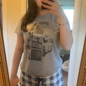 t-shirt med tryck  - säljer nu denna t-shirt då den inte kommer till användning, jättefin att ha till vardags! priset kan diskuteras!💕
