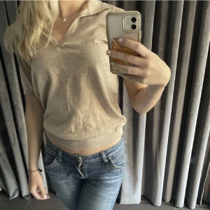 Tröja - Säljer denna super söta tröjan som är helt oanvänd💘 Kommer tyvärr inte till användning därför säljer jag💓 Jätte skönt tunt stickat material som är stretchigt och sitter super fint på💖