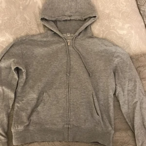 grå ziphoodie  - grå ziphoodie från h&m, kommer ej till användning 🩷 inga defekter 