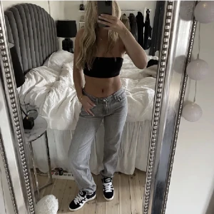 Lågmidjade jeans  - Säljer dessa fina gråa jeansen från Gina 💓 Helt oanvända så inga defekter alls 💗 Skriv vid frågor 💘(ej mina bilder)