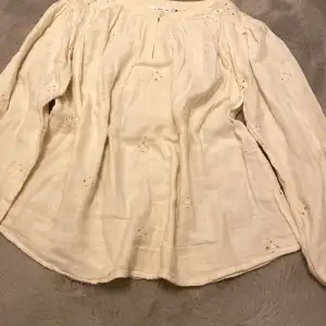  En tröja jättefint skick den är beige har använt den en gång på min skolavslutning sedan har jag inte använt den och legat i min garderob oanvänd.❤️😍