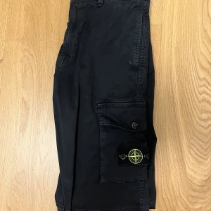 Stone Island cargo pants  - Fina byxor som är använda 3 gånger! Byxorna är äkta och är köpta på NK. Hör av er vid frågor😁