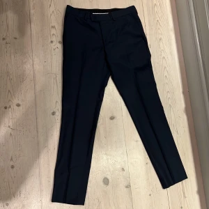 Kostymbyxor Bläck - Kostymbyxor från Bläck, tailored fit stl 48.  Mkt lite strech. Aldrig använda, skick 10/10, blev hängandes för länge i garderoben efter att jag köpt dem, börjat träna så de går ej att få på ens om jag vill 😂. 