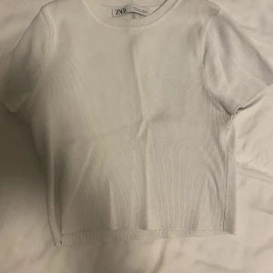 Kort stickad t-shirt - Säljer en kort stickad t-shirt från zara