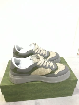 Gucci skor ( GG SNEAKER)  - Gucci GG TRAINER US8(41.5) Ingår box och helt nya skosnören som tillhör skorna.  NYPRIS 920$