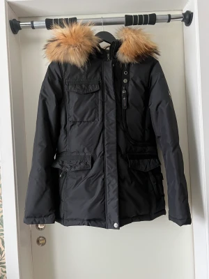 Hollies jacka - Jacka från Hollies, knappt använd. Inga defekter, köpt för 5000 kronor så därav priset, pris kan diskuteras vid snabb affär. Den är i storlek 42 men skulle säga att den passar S-M. För fler bilder skriv privat.