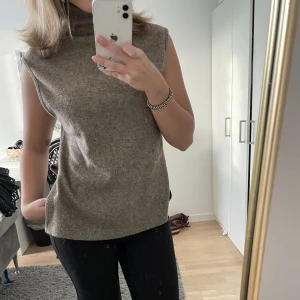 Stickad topp  - Säljer denna super sköna stickade topp! Storlek S💕