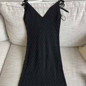 Svart klänning - Somrig klänning från Zara. Passar perfekt till vardags och stranden. Väldigt bra skick.