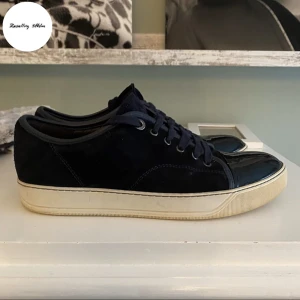 Lanvin cap toe marinblå - Säljer dessa lanvins i en snygg marinblå färg för ett sjukt bra pris! | Storlek 42 (sitter som 43) | Bra skick (inga skador men allmänt använda) | Fraktar via postnord eller instabox🙌| Endast skorna medföljer | Hör av er om ni undrar något! |