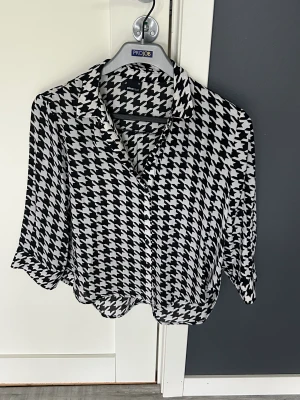 Skjorta - Skjorta från Gina tricot knappt använd. Normal i storlek och är i mycket bra skick. 