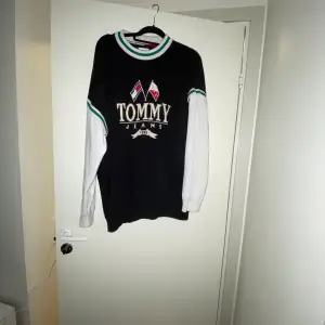 En oversized Tommy tröja! Sparsamt använd.