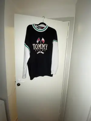En oversized Tommy tröja! Sparsamt använd.
