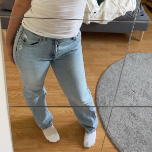 Jeans - Säljer då de inte kommer till användning längre! De är i nyskick och är från Pull & Bear och är i storlek 40 men är små i storlek så sitter som 38 🩵