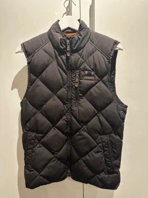 Morris väst storlek S - Morris väst storlek S. Fint skick. Kan fraktas på köparens bekostnad.