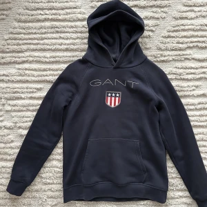 Gant hoodie - Unisex, marinblå gant hoodie. Storlek 158/164 (xs) i bra kvalite. 
