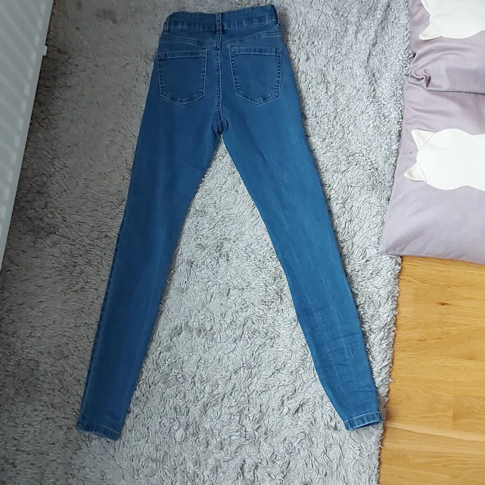 Hej! Jag har ett par skinny primark jeans som jag vill sälja. De är high waist och skinny. Jag är typ 168 cm lång och de passar mig. Kontakta mig för måtten. Jeans & Byxor.