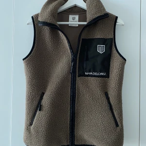 Maya Delorez väst - Beige teddy väst från Maya Delorez. Nyskick. Storlek XS   Nypris: 1299kr