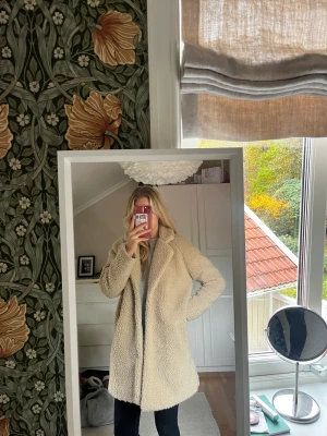 Teddy kappa - Beige Teddy kappa från Only. Bra skick💗