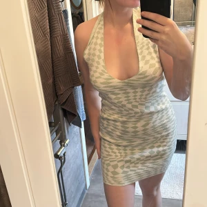 Grön mönstrig klänning - En jätte söt klänning från ginatricot i storleken M, använd 2 gånger så den är i jättefint skick!