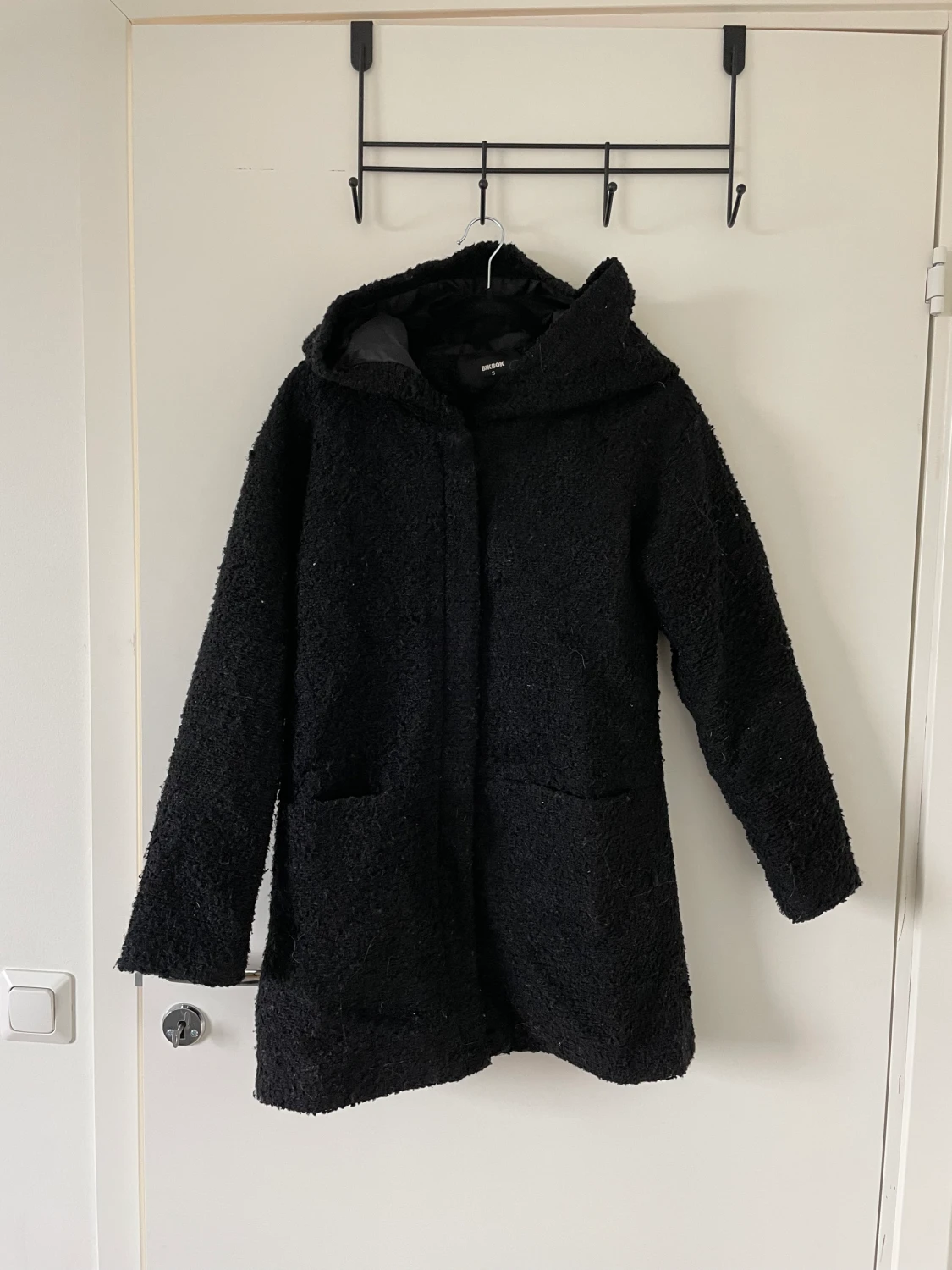 Svart kort kappa med luva