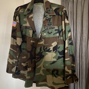 Camojacka  - Canoflagejacka från Urban Outfitters i storlek Small men är oversized