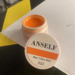 En orange gel polish i nummer 022. Använd några gånger 💗