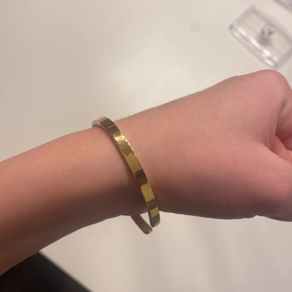Ett justerbart armband som ej kommer till användning pågrund av att jag inte använder guld, vet ej vad nypriset är💗💗säljer ganska dyrt då jag vet att det inte är fake guld  . Accessoarer.
